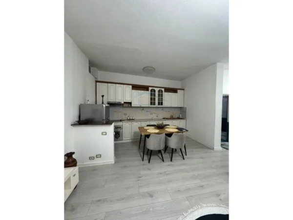 Tirane, jepet me qera apartament 1+1 Kati 2, 70 m² 650 € (Rruga e Barrikadave)