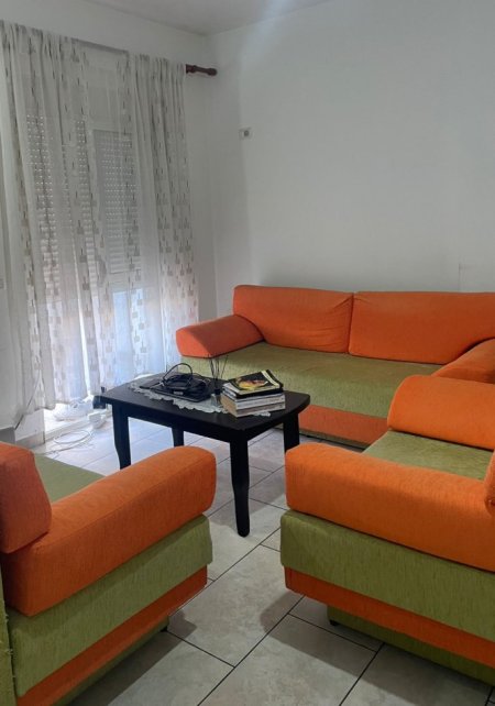 Tirane, jepet me qera apartament 1+1+Ballkon Kati 1, 75 m² 400 €