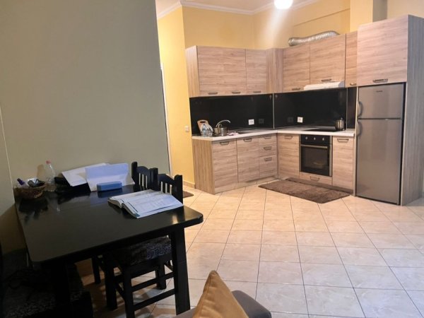 Tirane, ndarje qeraje me vajze apartament 1+1+Ballkon Kati 4, 60 m² 175 € 