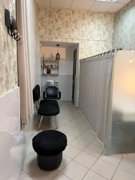 Tirane, jepet me qera ambjent biznesi Kati 0, 16 m² 300 € (Pas Oslo 21 dhjetori)