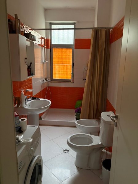 Tirane, jepet me qera apartament 1+1 Kati 1, 60 m² 400 € (Hotel Radison ,Liqeni i Thate)