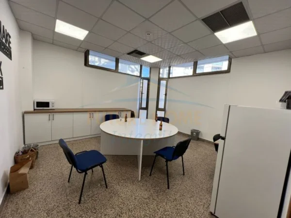 Tirane, jepet me qera zyre Kati 1, 344 m² 5.900 € 