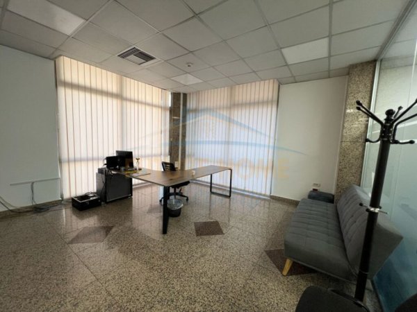 Tirane, jepet me qera zyre Kati 1, 344 m² 5.900 € 