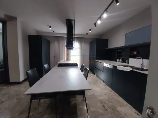 Tirane, jepet me qera apartament Kati 2, 200 m² 1.200 €