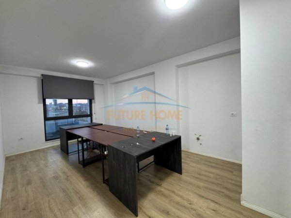 Tirane, jepet me qera zyre Kati 3, 58 m² 600 €