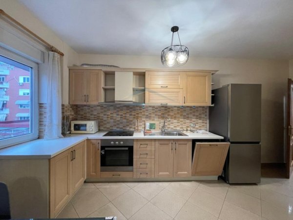 Tirane, jepet me qera apartament Kati 4, 100 m² 800 € 