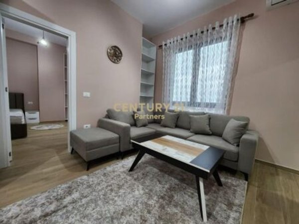 Tirane, jepet me qera apartament 1+1 , 500 € (Bulevardi i Ri)