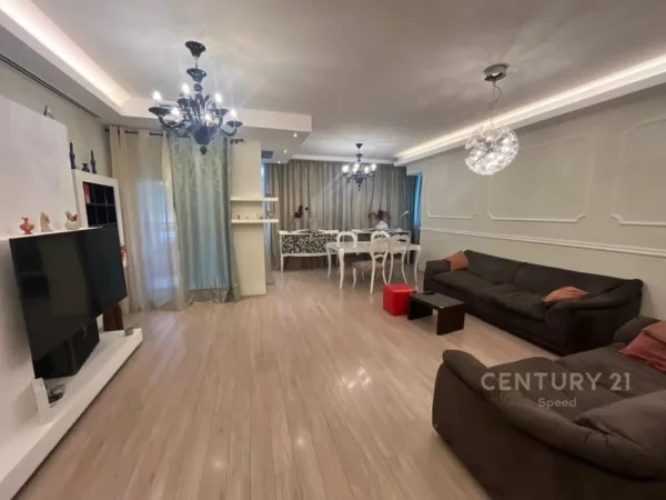 Tirane, jepet me qera apartament 2+1 Kati 10, 170 m² 1.500 € 