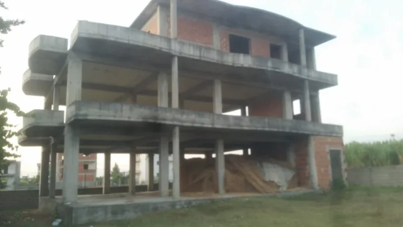 Tirane, shitet Vile 3 Katshe Kati 3, 505 m² 170.000 € (Adresa Valias Kamez)