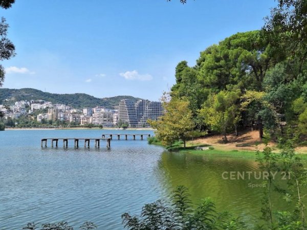 Tirane, shes dyqan , 120 m² 330.000 € 