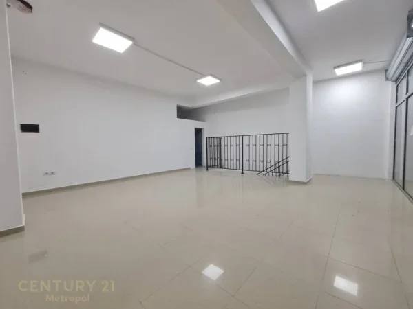 Tirane, jepet me qera ambjent biznesi Kati 0, 225 m² 2.200 € 