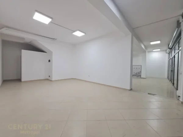 Tirane, jepet me qera ambjent biznesi Kati 0, 225 m² 2.200 € 