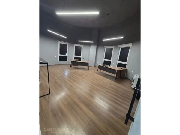 Tirane, jepet me qera zyre Kati 8, 350 m² 5.000 € 