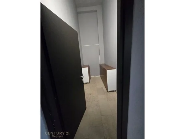 Tirane, jepet me qera zyre Kati 8, 350 m² 5.000 € 