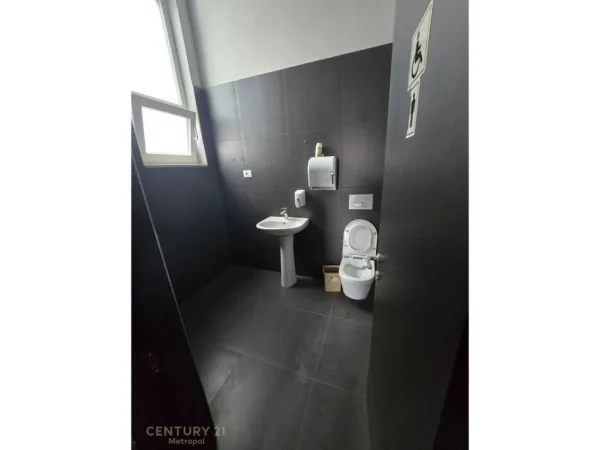 Tirane, jepet me qera zyre Kati 8, 350 m² 5.000 € 