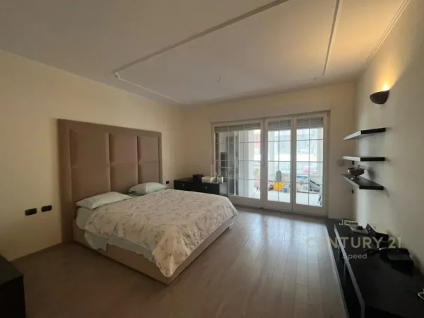 Tirane, jap me qera apartament 2+1+Aneks+Ballkon Kati 10, 170 m² 1.500 € 