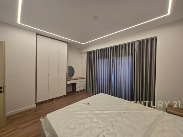 Tirane, jepet me qera apartament 2+1+Aneks+Ballkon Kati 4, 145 m² 1.000 € 