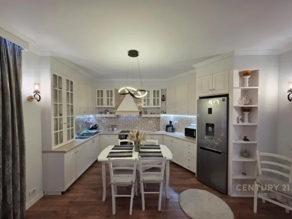 Tirane, jepet me qera apartament 3+1+Aneks+Ballkon Kati 2, 113 m² 900 € (Eleonora)