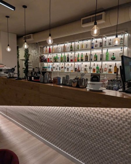 Shitet  Aktivitet Biznesi – Bar Lounge Perballe Delijorgjit,prane Pallatit me Shigjeta, Tiranë