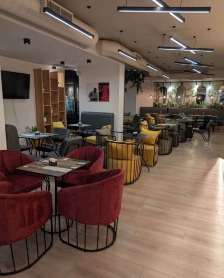 Shitet  Aktivitet Biznesi – Bar Lounge Perballe Delijorgjit,prane Pallatit me Shigjeta, Tiranë