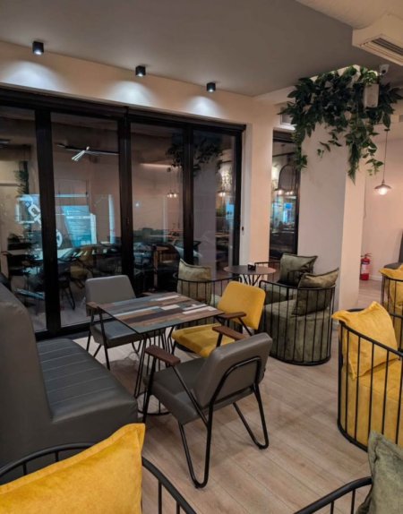 Shitet  Aktivitet Biznesi – Bar Lounge Perballe Delijorgjit,prane Pallatit me Shigjeta, Tiranë