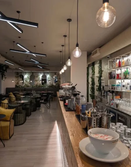 Shitet  Aktivitet Biznesi – Bar Lounge Perballe Delijorgjit,prane Pallatit me Shigjeta, Tiranë