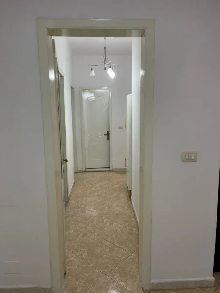 Tirane, jap me qera apartament 2+1+Ballkon Kati 4, 102 m² 700 € (Komuna e Parisit, prane Delish Fish)