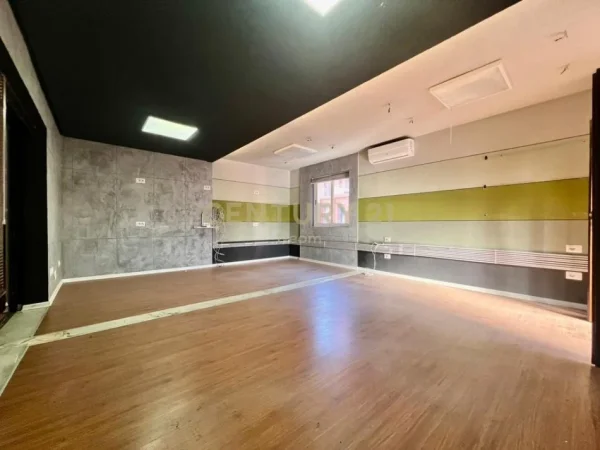 Tirane, jepet me qera ambjent biznesi Kati 2, 160 m² 1.600 € (LSI)