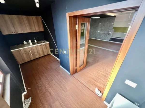 Tirane, jepet me qera ambjent biznesi Kati 2, 160 m² 1.600 € (LSI)
