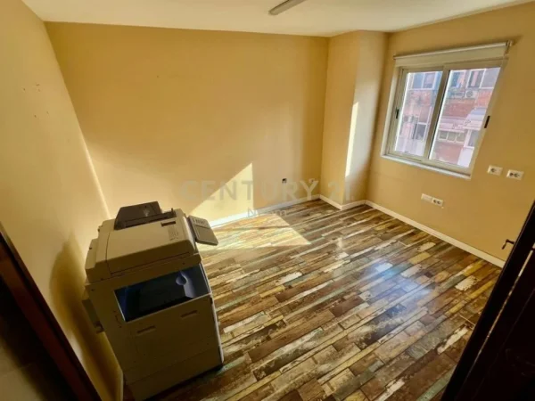 Tirane, jepet me qera ambjent biznesi Kati 2, 160 m² 1.600 € (LSI)