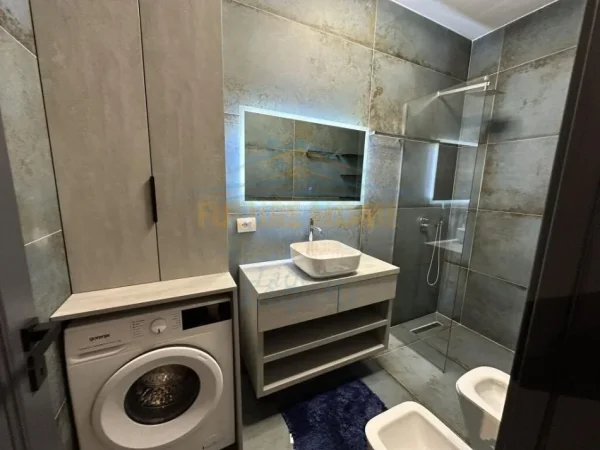 Tirane, jepet me qera apartament 3+1+Ballkon Kati 15, 146 m² 2.800 € 