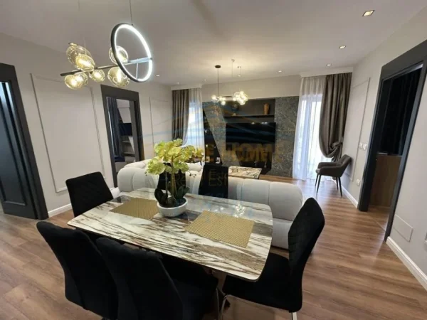 Tirane, jepet me qera apartament 3+1+Ballkon Kati 15, 146 m² 2.800 € 