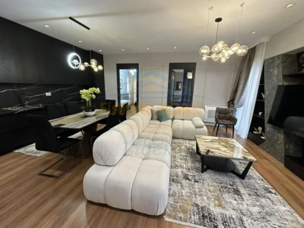 Tirane, jepet me qera apartament 3+1+Ballkon Kati 15, 146 m² 2.800 € 