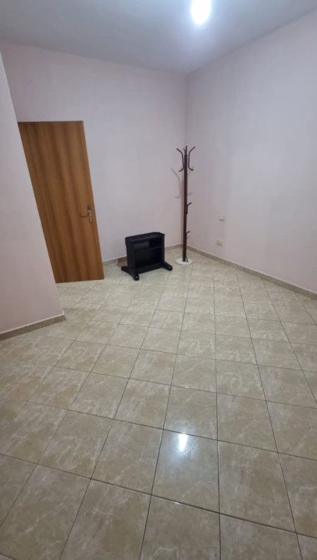 Jepet me Qira Apartament 1+1 ne Don Bosko, pranë rrugës kryesore 400 €