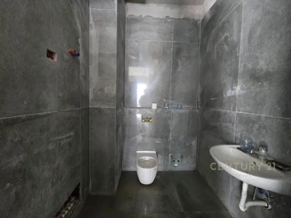 Tirane, jepet me qera ambjent biznesi Kati 1, 136 m² 2.500 € 