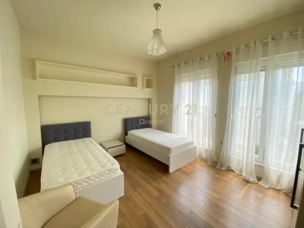 Tirane, jepet me qera Vile 2 Katshe , 260 m² 2.500 € (White House TEG)
