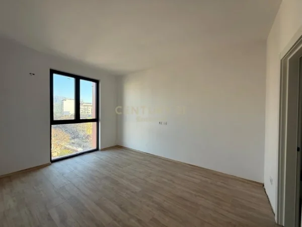 Tirane, jepet me qera zyre Kati 6, 89 m² 750 € 