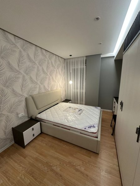 Tirane, jepet me qera apartament 2+1 , 100 m² 1.200 € (Qende)