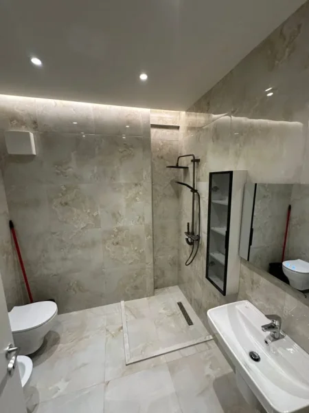 Tirane, jepet me qera apartament 2+1 , 100 m² 1.200 € (Qende)