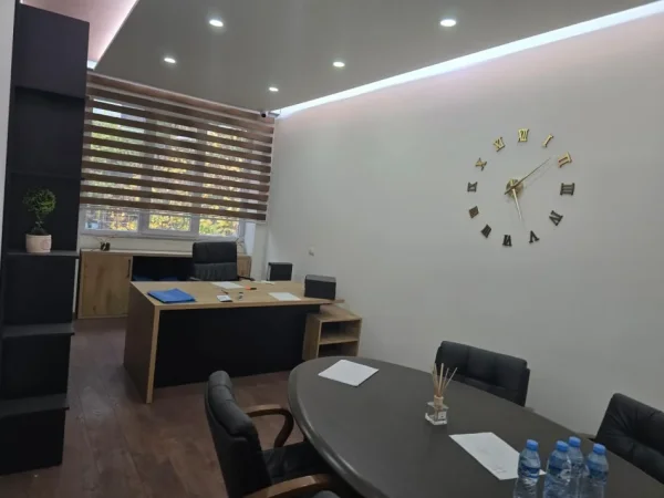 Tirane, jepet me qera zyre Kati 2, 75 m² 700 € (VASIL SHANTO)