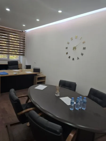 Tirane, jepet me qera zyre Kati 2, 75 m² 700 € (VASIL SHANTO)