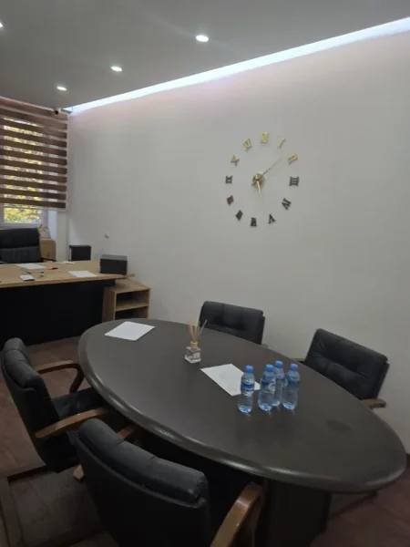 Tirane, jepet me qera zyre Kati 2, 75 m² 700 € (VASIL SHANTO)