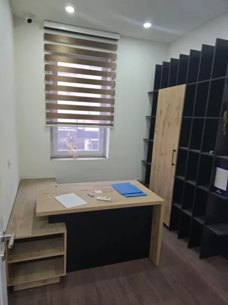 Tirane, jepet me qera zyre Kati 2, 75 m² 700 € (VASIL SHANTO)