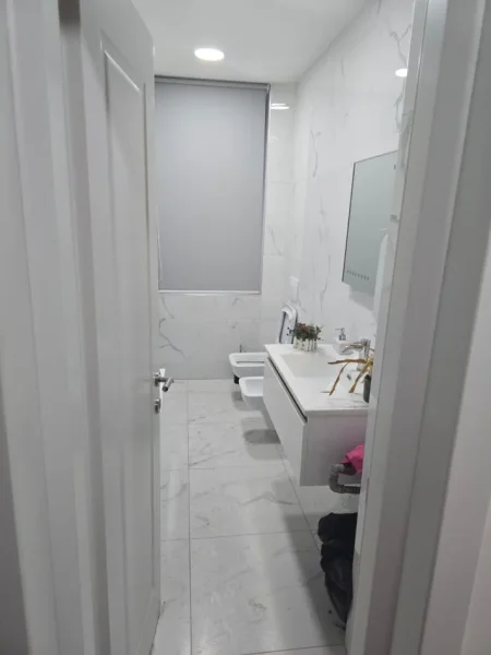 Tirane, jepet me qera zyre Kati 2, 75 m² 700 € (VASIL SHANTO)