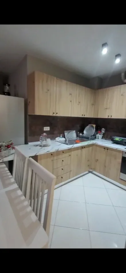 Tirane, jepet me qera apartament 3+1 Kati 3, 92 m² 500 € (Kopshi botanik)