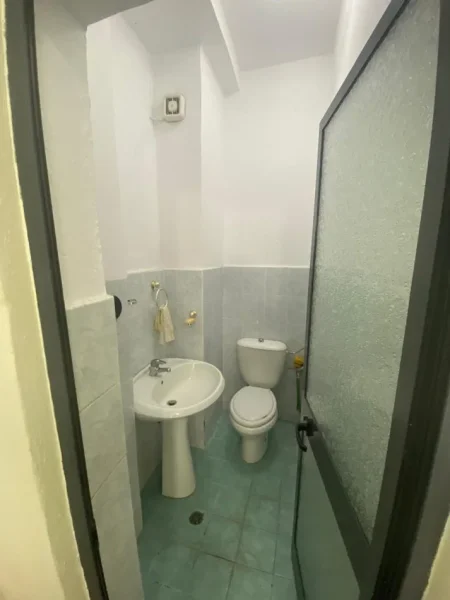 Tirane, jepet me qera dyqan Kati 0, 40 m² 800 € (Sulejman Delvina)