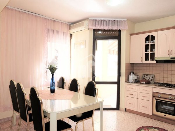 Tirane, jepet me qera apartament 2+1+Ballkon Kati 5, 120 m² 800 € (RRUGA “PJETËR BOGDANI”, NË BLLOK)