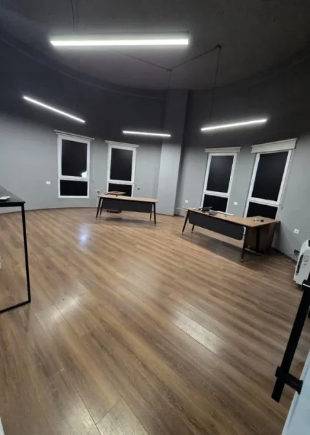 Tirane, jepet me qera zyre Kati 8, 350 m² 5.000 € (Ali Demi)