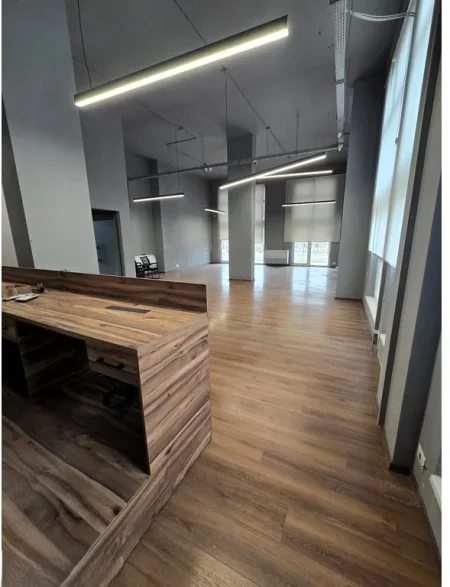 Tirane, jepet me qera zyre Kati 8, 350 m² 5.000 € (Ali Demi)