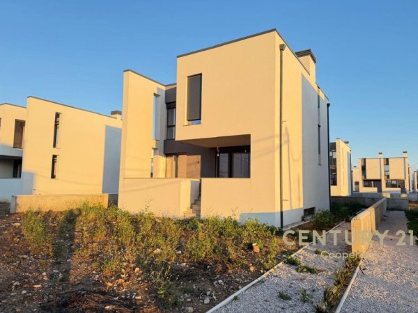 Durres, shes Vile 2 Katshe Kati 2, 404 m² 600.000 € (TURQUOISE MARINA, GJIRI I LALEZIT)